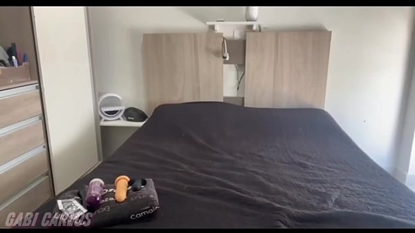 Logo que acordo de manhã cedo, gosto de me masturbar e fazer uma brincadeira anal!
